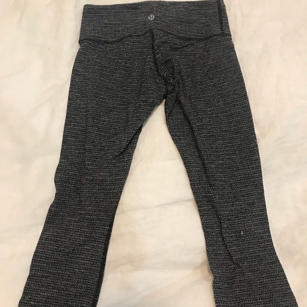 Lululemon crops. Size 6